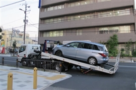 搬送される自動車