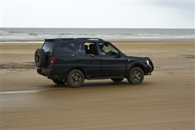 砂浜を走る車